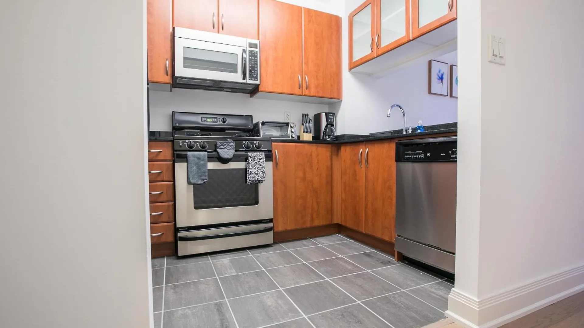 Fully Furnished 1 Bedroom 1 Bathroom In Murray Hill New York 0*,